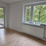 Schlafzimmer mit Tür zum Balkon