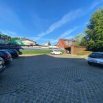 Rückansicht Parkplatz