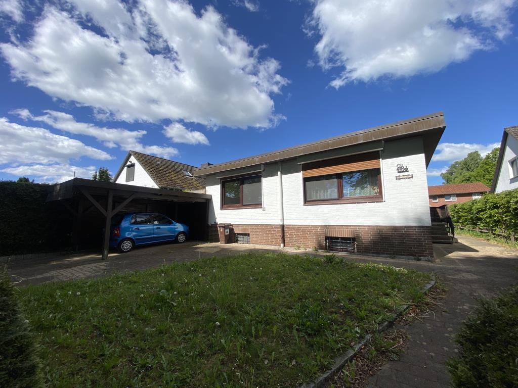 BUNGALOW MIT POTENZIAL IN U-BAHN-NÄHE BUNGALOW MIT POTENZIAL IN U-BAHN-NÄHE