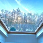 Dachflächenfenster mit Blick in den Garten