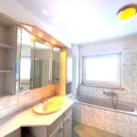 Badezimmer mit Wanne & Dusche