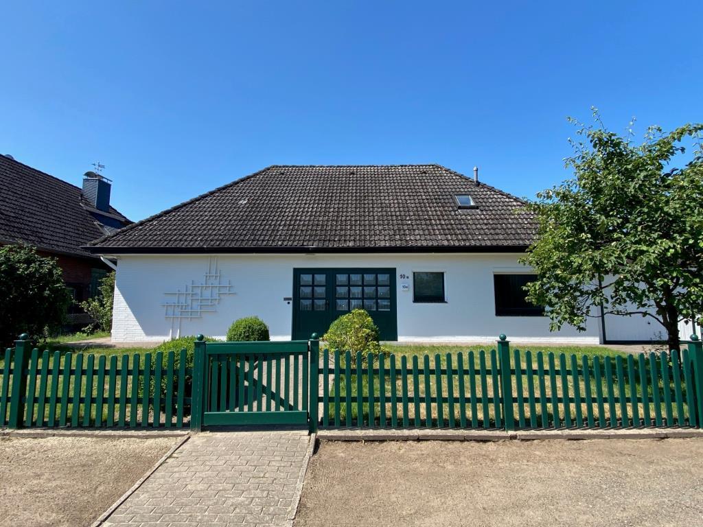 GROSSZÜGIGES EINFAMILIENHAUS MIT HERRLICHEM GARTEN