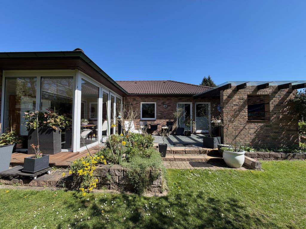 FAMILIENFREUNDLICHES UND GEPFLEGTES EINFAMILIENHAUS MIT WUNDERSCHÖNEM GARTEN